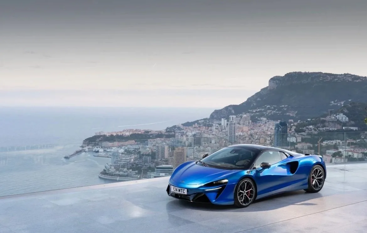 Sky-Blue Surprise:F1 Fan Wins McLaren Artura Spider